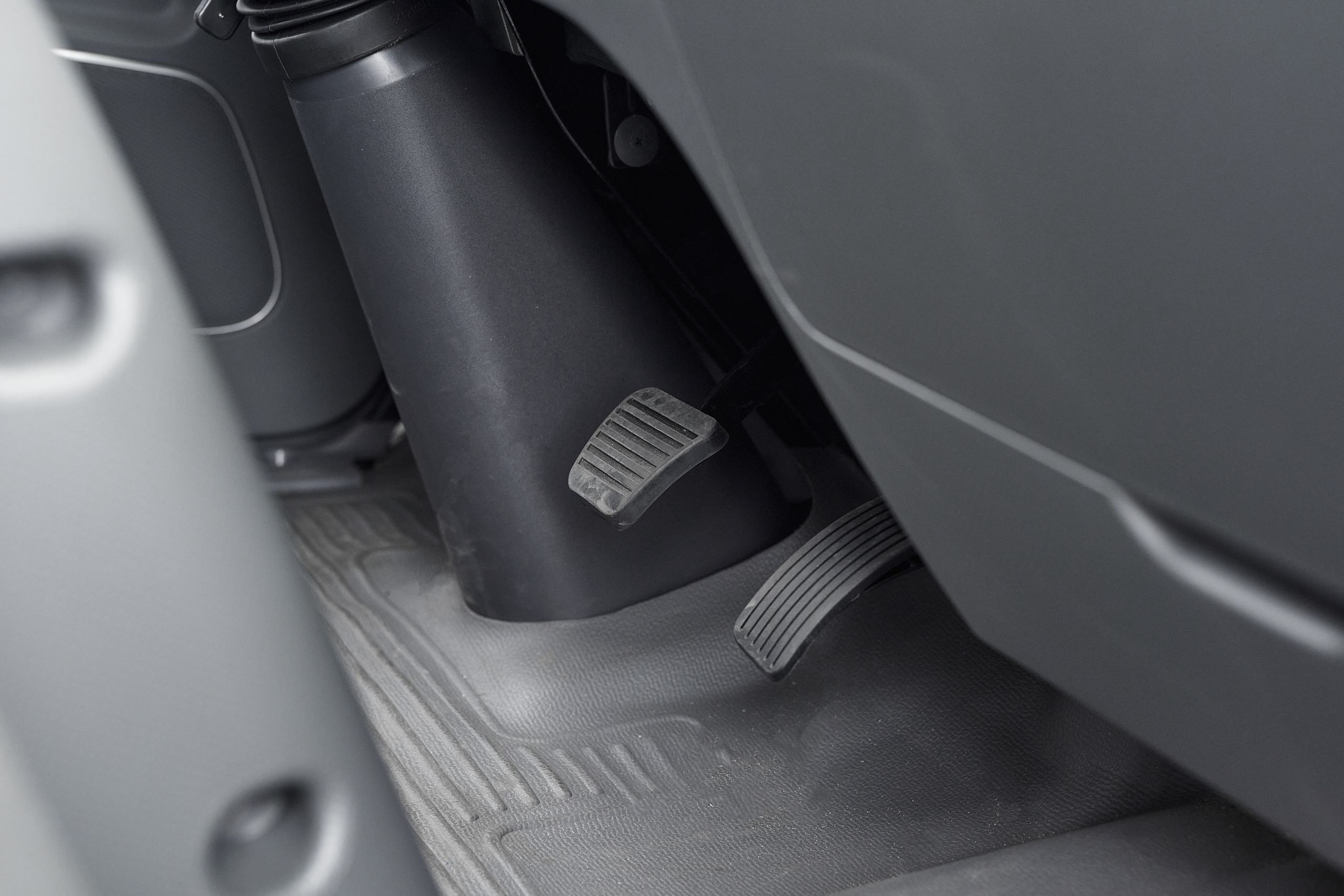 Pedal được thiết kế với không gian rộng rãi thoải mái, giúp tài xế dễ dàng kiểm soát vận hành chiếc xe tải